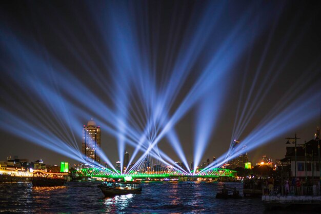 A Ponte Phra Phuttha Yodfa ou a Ponte Memorial iluminam-se com o show de fogos de artifício 'Vijit Chao Phraya' extravagância de iluminação com fogos de artifício na Ponte Memorial