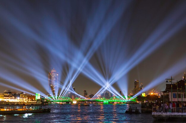 A Ponte Phra Phuttha Yodfa ou a Ponte Memorial iluminam-se com o show de fogos de artifício 'Vijit Chao Phraya' extravagância de iluminação com fogos de artifício na Ponte Memorial