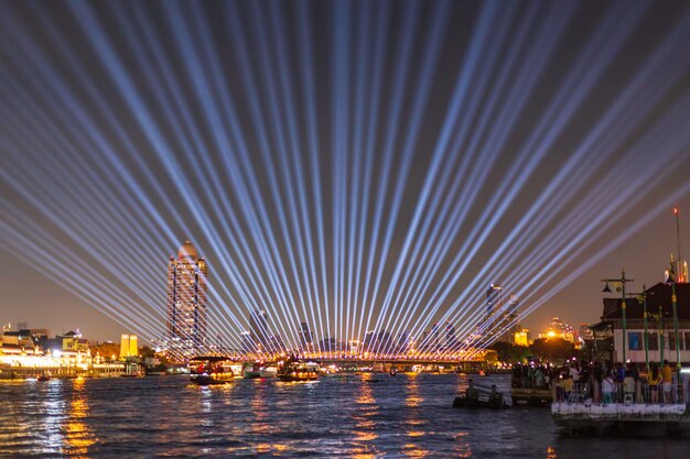 A Ponte Phra Phuttha Yodfa ou a Ponte Memorial iluminam-se com o show de fogos de artifício 'Vijit Chao Phraya' extravagância de iluminação com fogos de artifício na Ponte Memorial