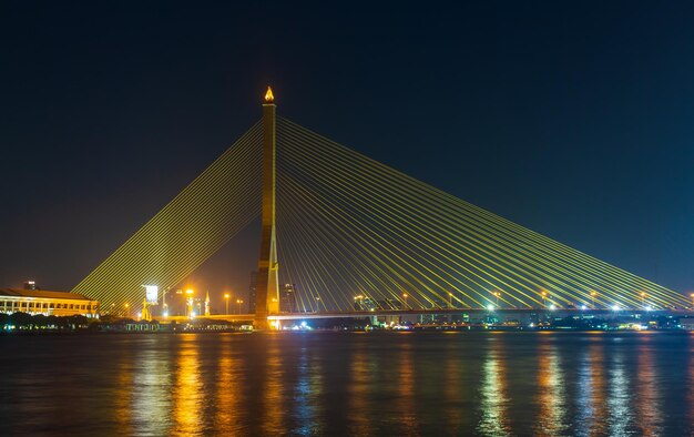 A Ponte Rama 8 à noite e belas luzes