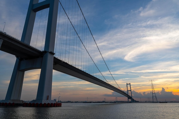 A ponte ribeirinha ao pôr do sol