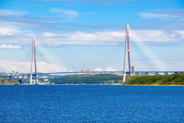 A ponte russky ou russa é uma ponte sobre o estreito do bósforo oriental, para servir a conferência de cooperação econômica ásia-pacífico em vladivostok.