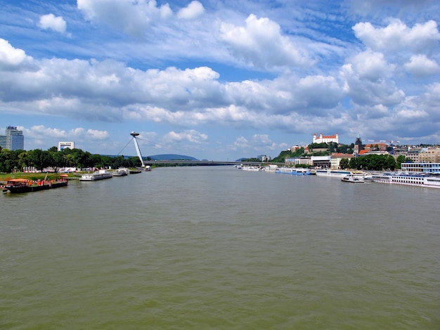 A ponte sobre o rio Danúbio em Bratislava, Eslováquia