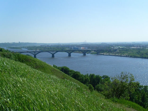 A ponte sobre o rio Oka. Nizhny Novgorod. Rússia