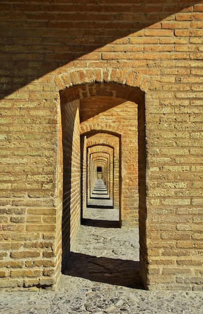 A ponte sobre o rio seco em isfahan, irã