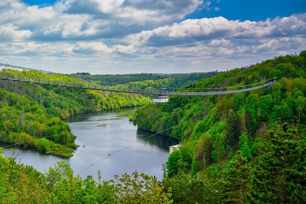 Foto a ponte suspensa pedonal titan rt nas montanhas harz