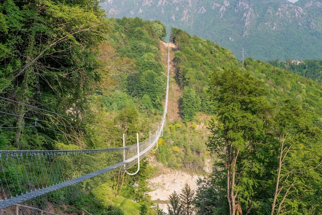 A ponte tibetana de Dossena