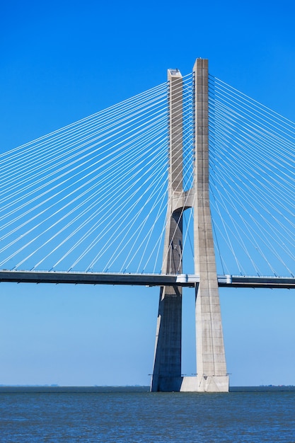 A Ponte Vasco da Gama em Lisboa, Portugal. É a maior ponte da Europa