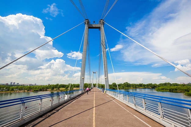 A ponte Vynogradovskiy é uma ponte estaiada sobre o canal de Yenisei, que leva à ilha Tatyshev em Krasnoyarsk, na Rússia