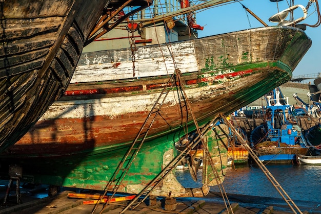 A popa de um velho barco de pesca em reparação numa doca no porto de Essaouira em Marrocos