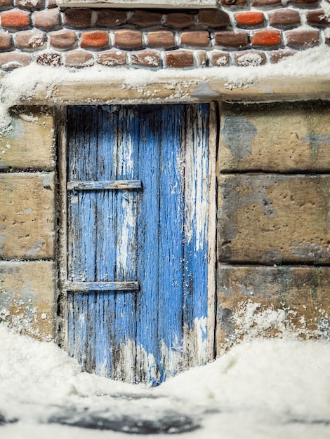 A porta azul no inverno