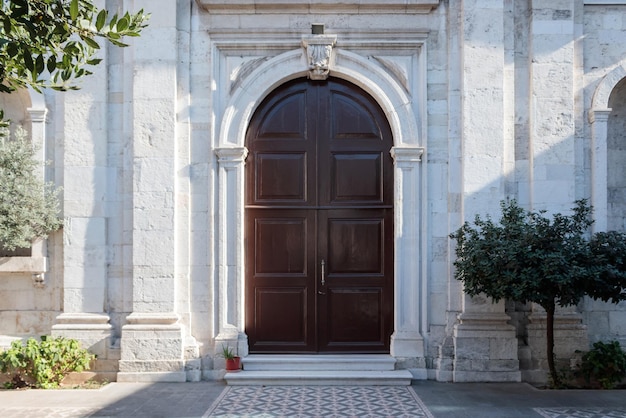 A porta da igreja é uma arquitetura simples e elegante