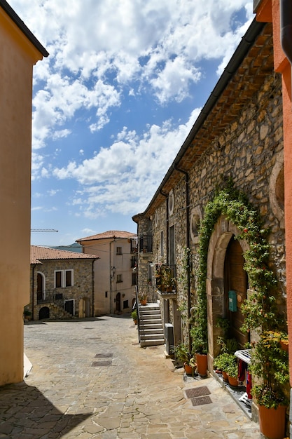 A porta de uma casa antiga em Sasso di Castalda, uma aldeia na Basilicata, Itália