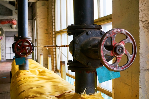 Foto a porta dois preta grande na tubulação de aquecimento isolou o pano amarelo.