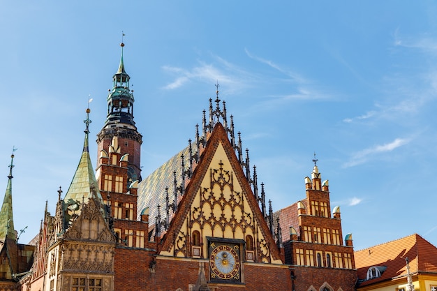 A praça central da cidade de Wroclaw durante a feira no verão