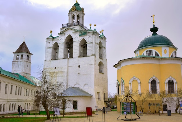 A praça dentro do Kremlin de Yaroslavl