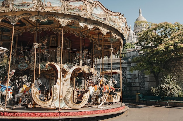 A praça em frente aos degraus da Basílica de Sacre Coeur em Montmartre em Paris Carrossel no verão