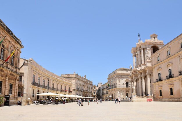 Foto a praça principal da cidade de siracusa, uma cidade da sicília, na itália