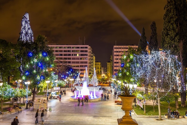 A praça Syntagma, em Atenas, decorada para o Natal