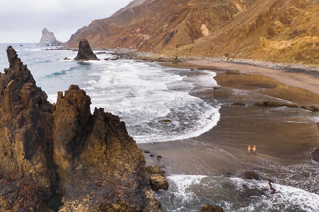 A praia arenosa de Benijo na ilha de TenerifeAs Ilhas Canárias Espanha