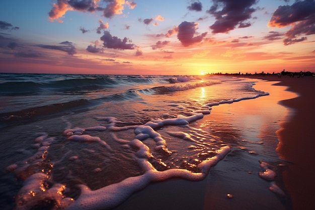 Foto a praia brilha com uma quente luz âmbar enquanto as ondas acariciam suavemente a areia