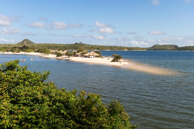 Foto a praia de alter do chao é uma praia de água doce ao longo do rio tapajos, localizada em santarem, brasil.