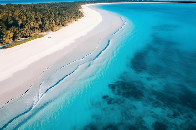 A praia de areia branca é um destino popular para turistas.