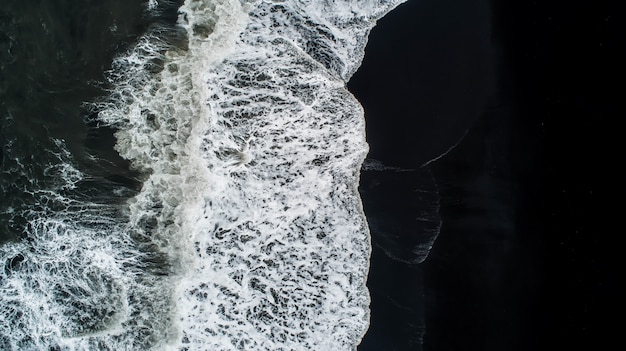 A praia de areia preta na Islândia