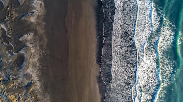 A praia de areia preta na Islândia