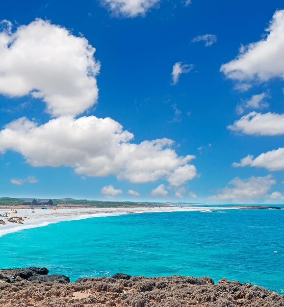 É a praia de Arutas em um dia nublado