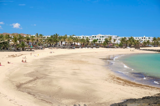 A praia de Costa teguise, Lanzarote com céu azul