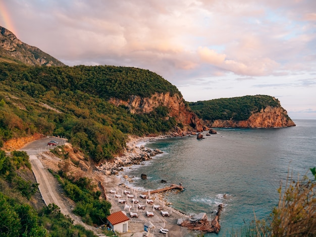 A praia de crvena glavica em montenegro