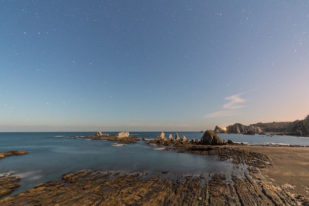 A praia de Gueirua, uma paisagem perturbadora de pedras afiadas