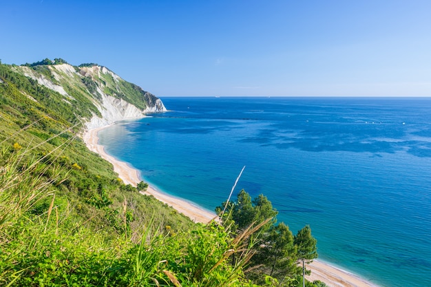 A praia de Mezzavalle vista de cima da baía única no parque natural de Conero dramática costa promontório rocha penhasco mar adriático Itália turquesa água transparente