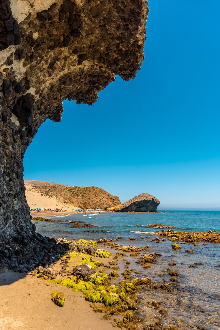 Foto a praia de monsul do parque natural do cabo de gata, criada com formações de lava erodidas no município de san jose, almeria