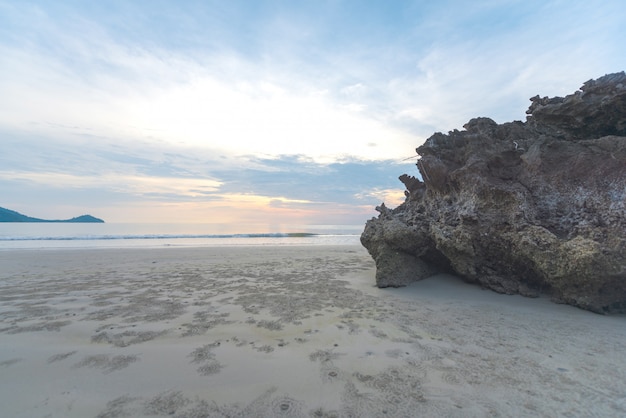 A praia e a luz à noite