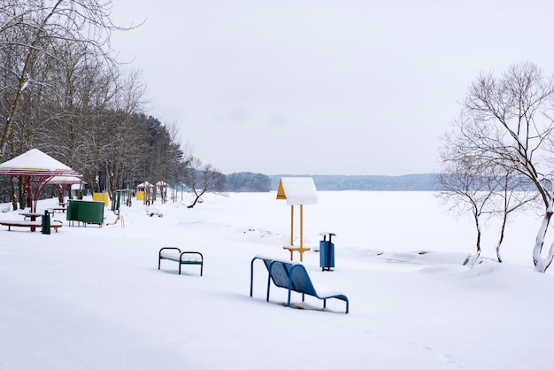 A praia e o lago coberto de neve no inverno