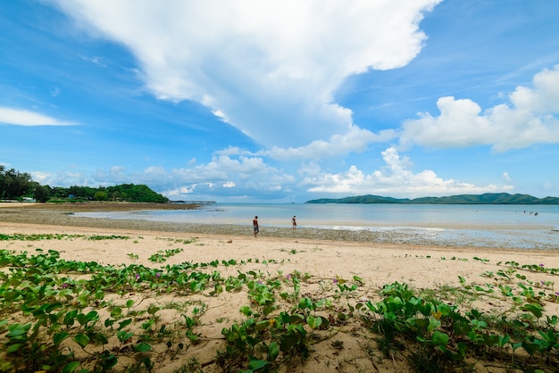 A praia e o mar com o céu azul