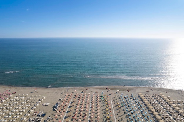 A praia equipada de Lido di Camaiore vista de cima