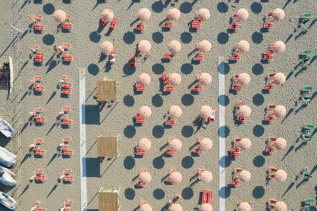 A praia equipada de Lido di Camaiore vista de cima