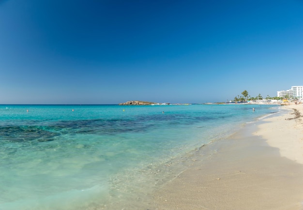 A praia mais famosa de chipre com águas cristalinas nissi beach