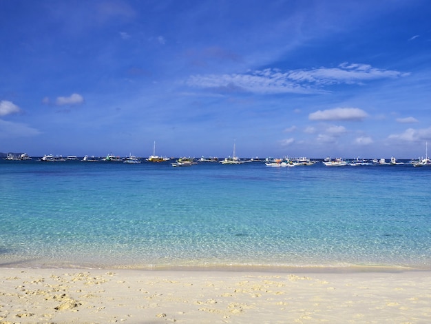 A praia na ilha de Boracay, Filipinas