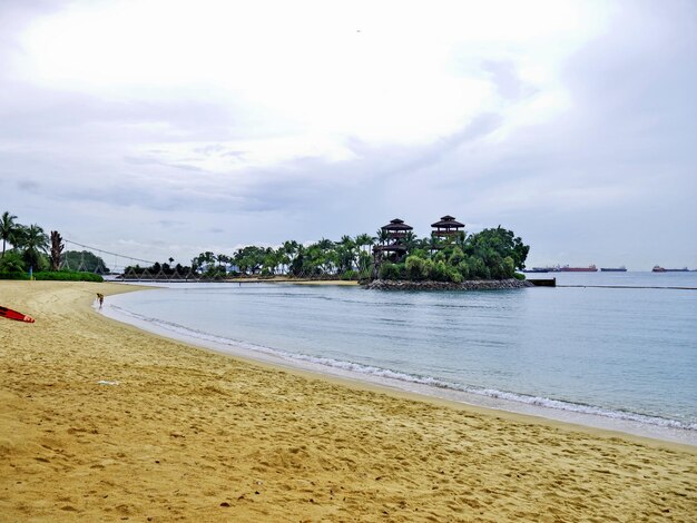 A praia na ilha Singapura de Sentosa