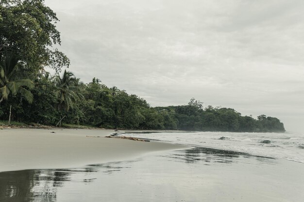 A praia tropical da Costa Rica