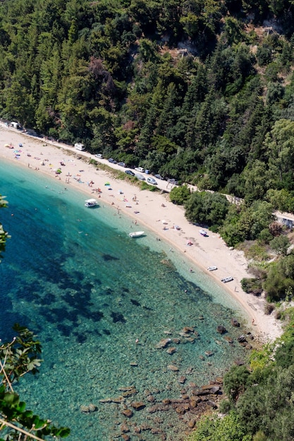 A praia Valtos vê a região de Epirus Grécia