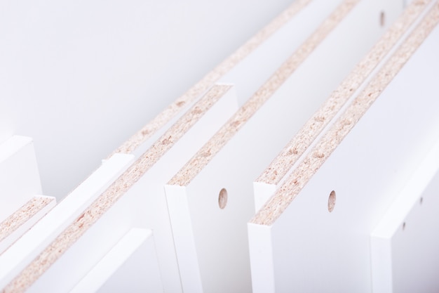 A prancheta ou painéis de madeira branca cortam peças para produção de móveis.