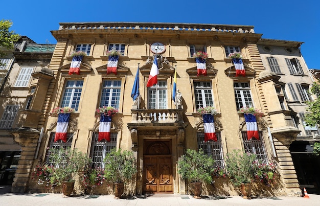 A prefeitura de SalonenProvence decorada com bandeiras nacionais ao sul da França