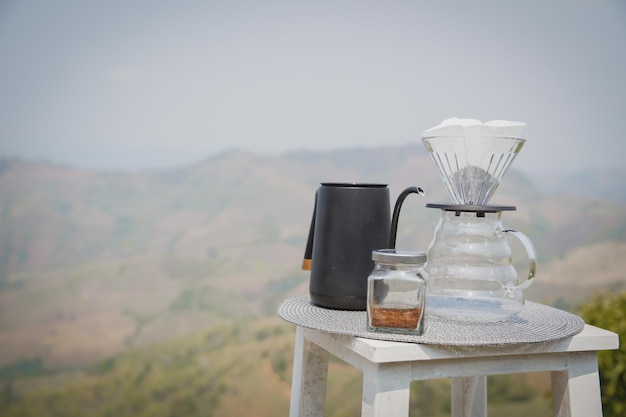 A preparação de café filtrado por gotejamento ou derramamento é um método que envolve derramar água sobre