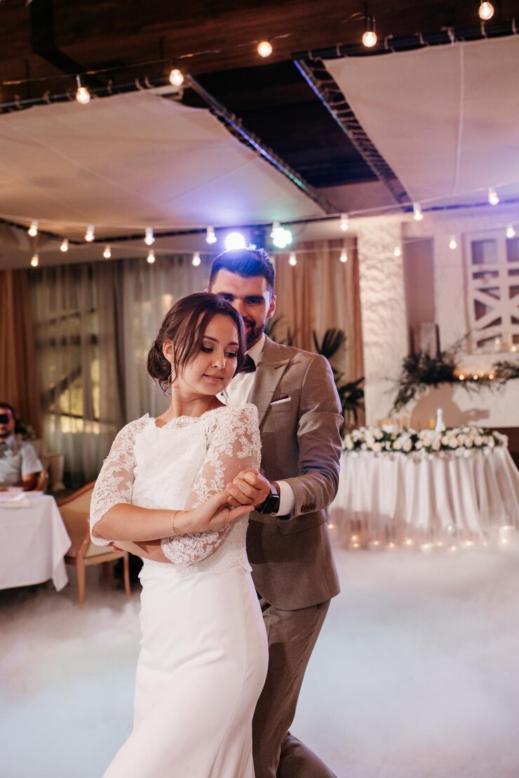 a primeira dança da noiva e do noivo dentro de um restaurante