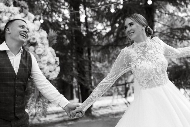 A primeira dança de casamento dos noivos em um prado verde